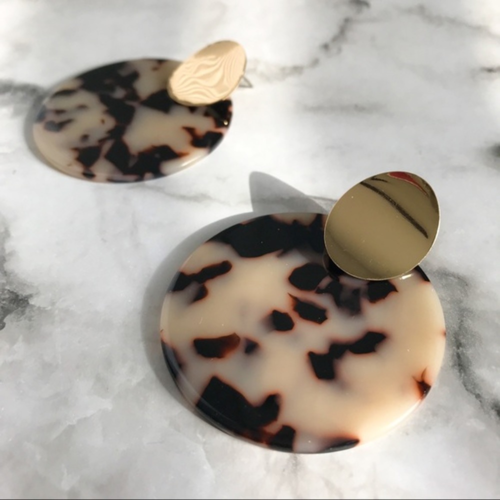 ⭐️3/$30 | Acrylic Tortoise Shell Gold Drop Earrings - Picture 2 of 4